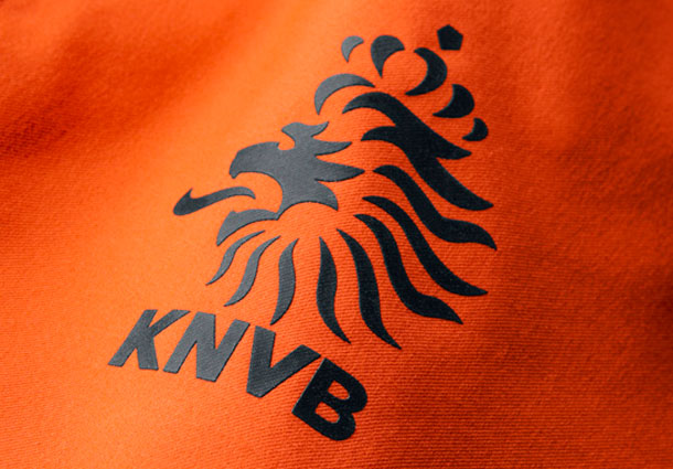 Nederland organiseert OKT vrouwenvoetbal.